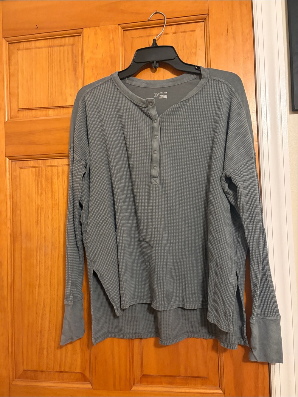 Waffle-Knit Long-Sleeve Henley Top - Gray